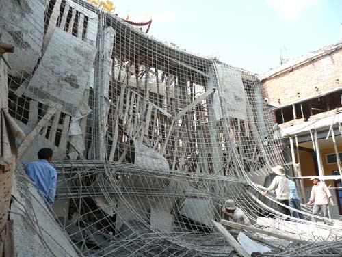 Sập giàn giáo, 5 người bị thương