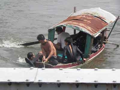 Bị tàu hỏa tông rớt xuống sông