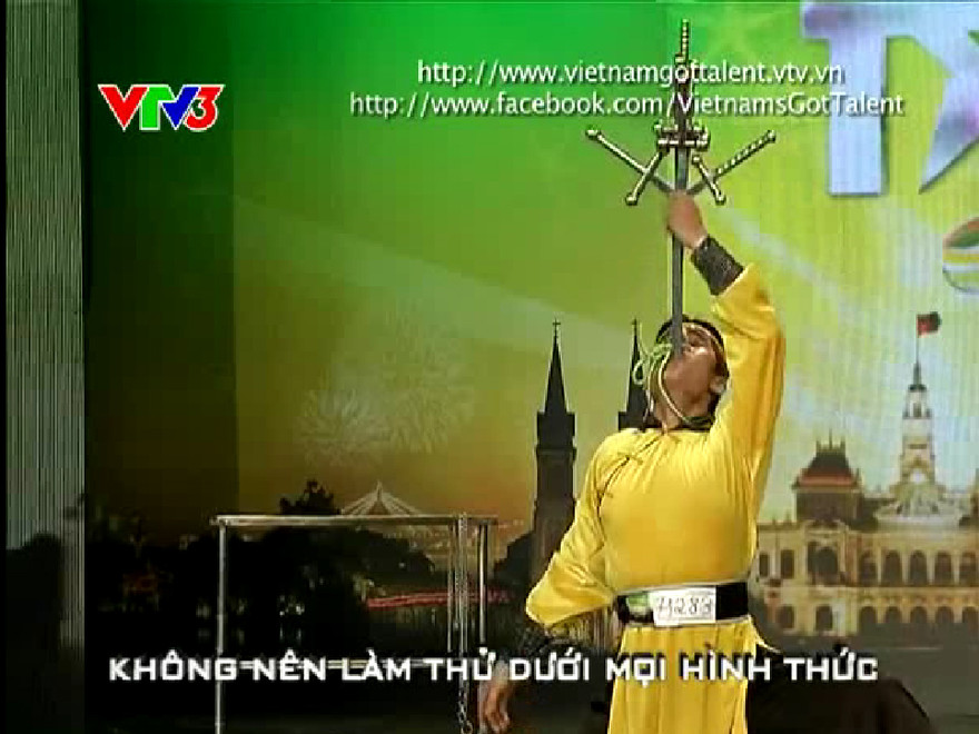 Màn nuốt rắn, khoan mũi khiến giám khảo phát hoảng