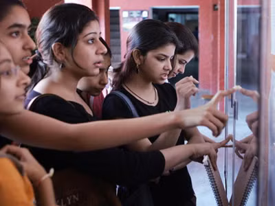 Ấn Độ cấp 12 học bổng