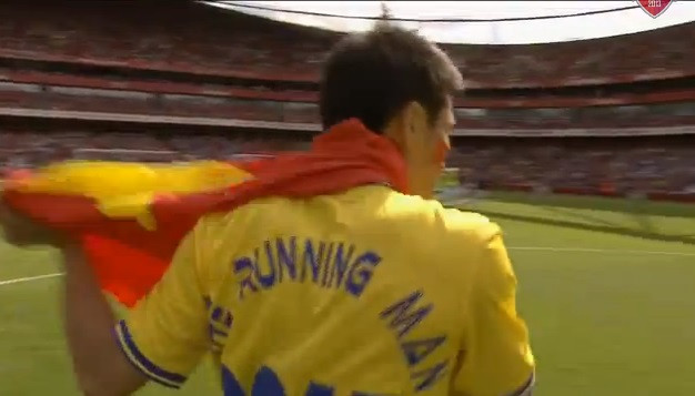 ‘Running Man’ khoác cờ Tổ quốc trên sân Emirates