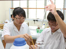 Phòng thực hành thí nghiệm đạt tiêu chuẩn là một trong các tiêu chí kiểm định chất lượng các trường đại học. Ảnh: Đ.N.T (Thanh Niên)