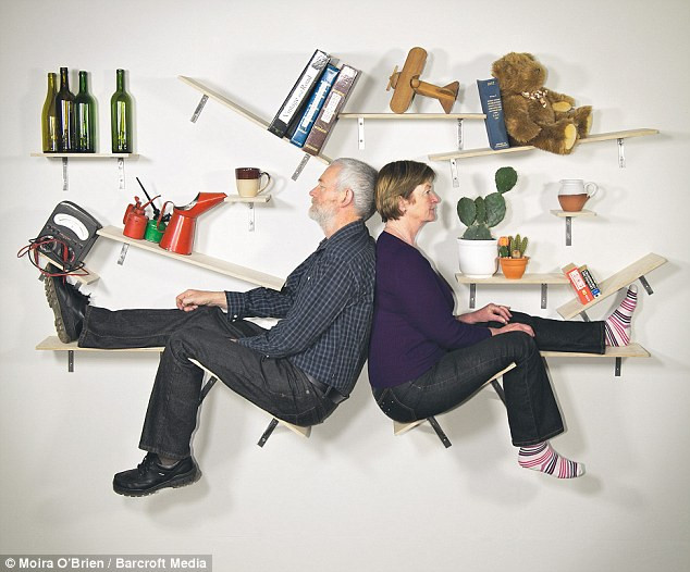 Thiết kế ‘giá người’ từ những chiếc giá sách