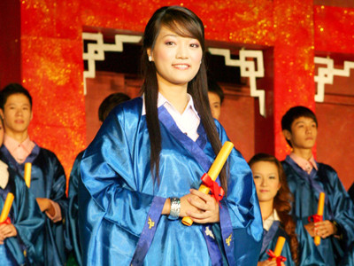 Sinh viên Phương Đông khoe tài sắc