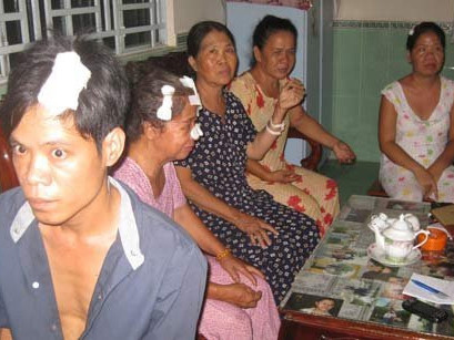 Chốt cửa, hất xăng thiêu sáu người thân