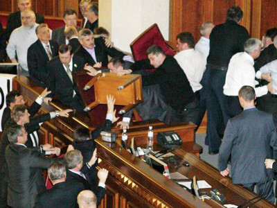 Nghị sỹ choảng nhau, năm người nhập viện