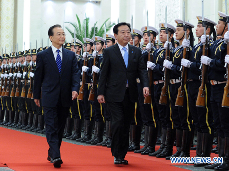 Thủ tướng Nhật Bản Yoshihiko Noda (phải) cùng Thủ tướng Ôn Gia Bảo duyệt đội danh dự Ảnh: Tân Hoa Xã