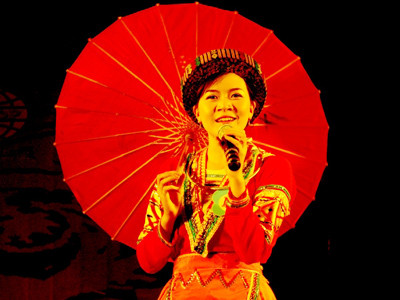 Nữ sinh sư phạm trổ tài