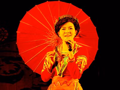 Nữ sinh sư phạm trổ tài