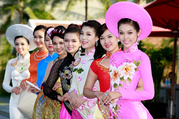 Thí sinh Hoa hậu duyên dáng trong tà áo dài