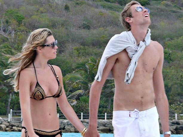 Vợ gỡ lệnh cấm ‘sex’, Crouch thở phào