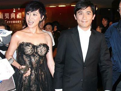 Lương Triều Vỹ dạo chơi với phụ nữ lạ