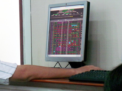 Chứng khoán lao dốc vì hoang tin bắt lãnh đạo ngân hàng