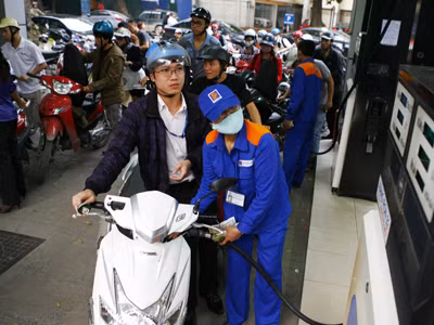 Xăng dầu chưa giảm, dân gánh phí hoa hồng