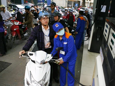 Xăng dầu chưa giảm, dân gánh phí hoa hồng