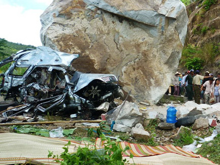 Đá núi rơi vào ô tô, sáu người chết
