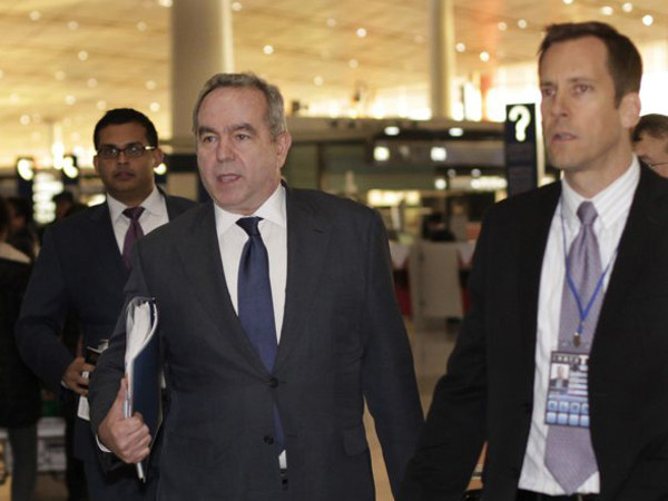 Đặc phái viên Kurt Campbell (hàng đầu, trái) tại Bắc Kinh Ảnh: AP