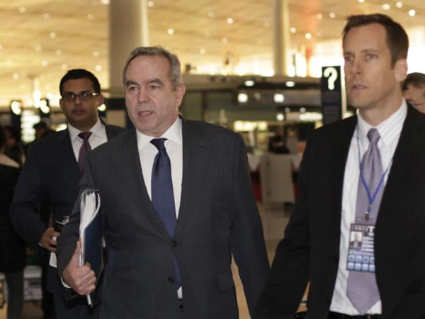 Đặc phái viên Kurt Campbell (hàng đầu, trái) tại Bắc Kinh Ảnh: AP