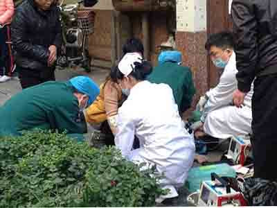 Cãi nhau với vợ, chồng ôm con trai nhảy lầu tự tử