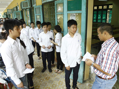 Nên trả kỳ thi THPT về cho địa phương