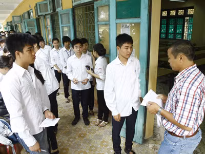 Nên trả kỳ thi THPT về cho địa phương