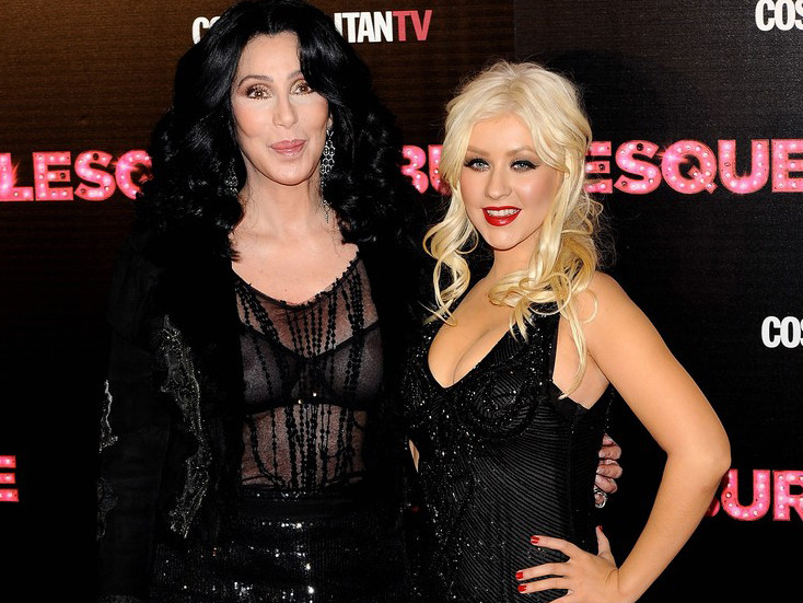 Christina khoe 'đồ khủng', Cher diện áo 'trong suốt'