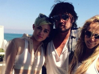 Miley Cyrus hạnh phúc vì bố mẹ hủy đơn ly dị