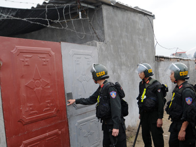 Cận cảnh sới bạc di động cạnh nghĩa trang, lều vịt ở Hưng Yên