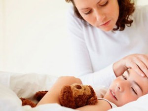 Cảnh giác khi trẻ đau đầu, sốt cao kéo dài