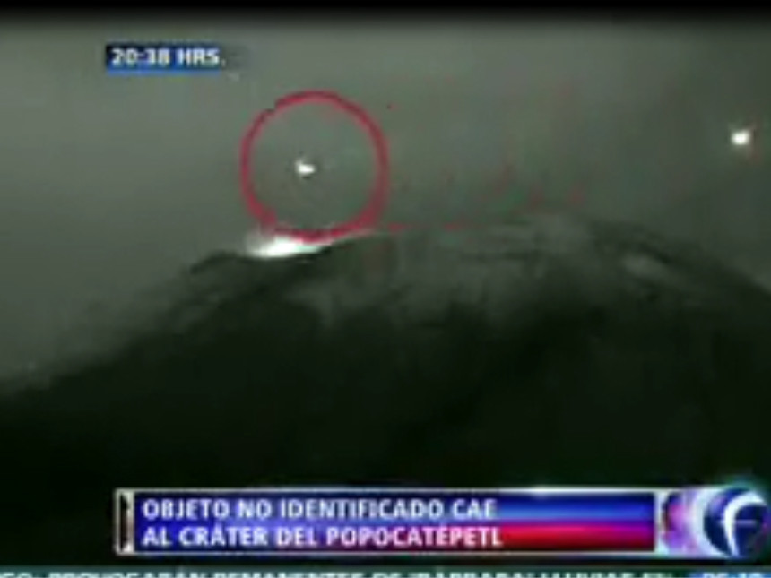 UFO lao xuống miệng núi lửa