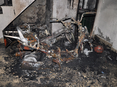 Xe Spacy và Viva cháy rụi trong nhà