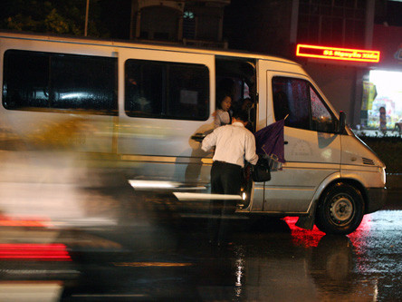 Xe khách trốn đường trên cao để đón, thả người