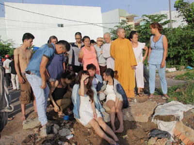 Nắm tay nhảy sông, 1 nữ sinh chết đuối