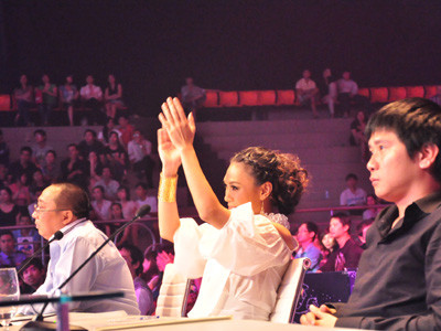 Giám khảo Mỹ Tâm vỗ tay ủng hộ Mỹ Như trong khi giám khảo Hồ Hoài Anh cho rằng 5 năm nữa Mỹ Như mới chín. Anh có vẻ dành thiện cảm cho Hà Hoài Thu