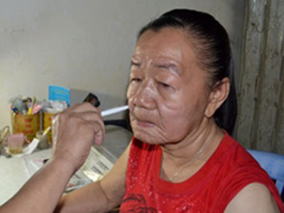 Trò chuyện với cô gái bỗng hóa bà già