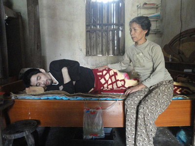 Hai hộ nghèo được hỗ trợ xây nhà