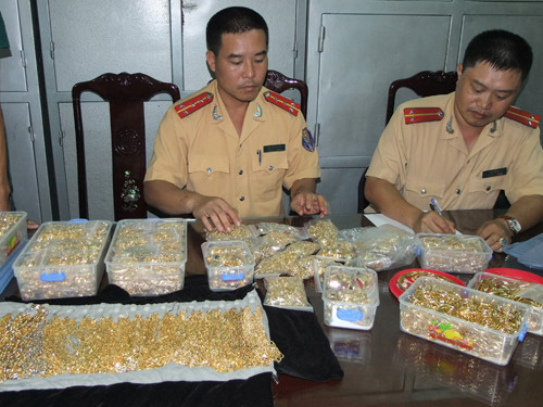 Bắt giữ 19,4 kg kim loại nghi là vàng