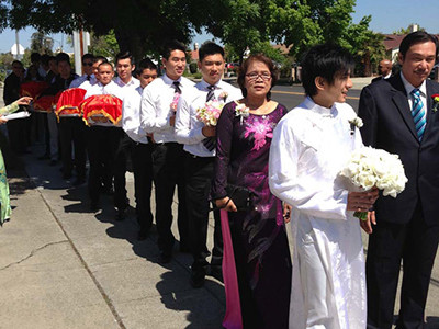 Đan Trường ngọt ngào hôn má vợ