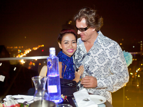 Thảo Trang ôm xiết trai Tây trong cái rét Hà Nội