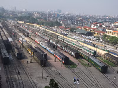 Tàu hỏa bỏ ga, hàng trăm khách hoảng loạn