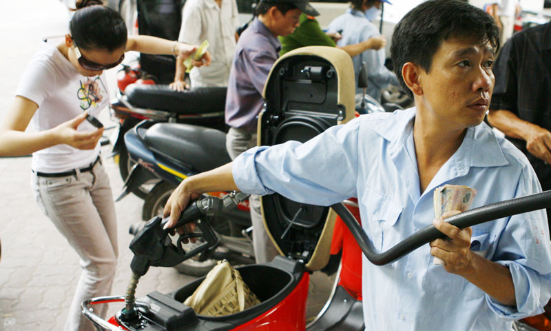Xăng bất ngờ tăng giá, người dân ngỡ ngàng