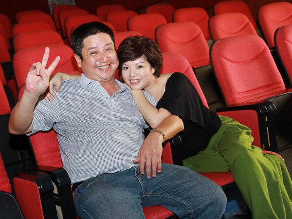 Vợ chồng 'Táo Giao thông' tình tứ bên nhau