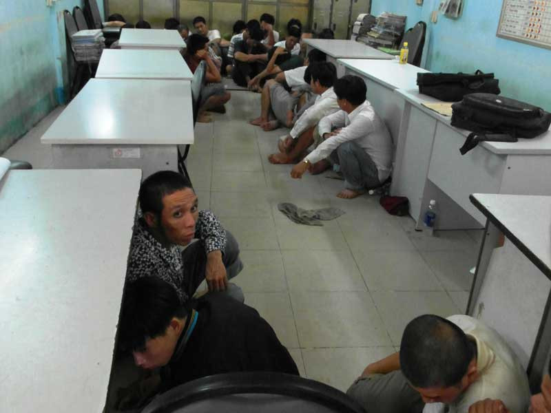 Bắt 37 con bạc trong trường gà lưu động