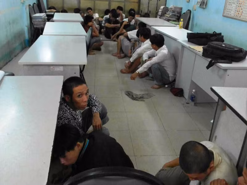 Bắt 37 con bạc trong trường gà lưu động