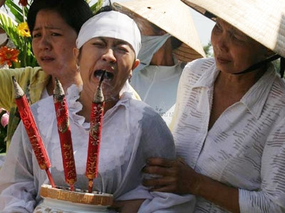 Hai con nhà báo Hoàng Hùng được bảo vệ