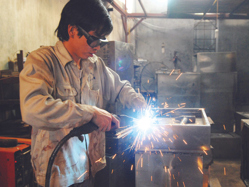 Anh Lại Văn Thắng, 19 tuổi, công nhân của Xưởng cơ khí, kim khí Việt Tiệp đang hàn két