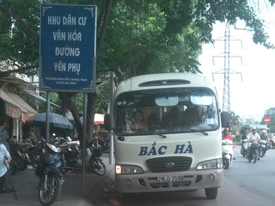 Xe 'dù', bến 'cóc' ngang nhiên hoạt động giữa Thủ đô