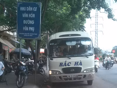 Xe 'dù', bến 'cóc' ngang nhiên hoạt động giữa Thủ đô