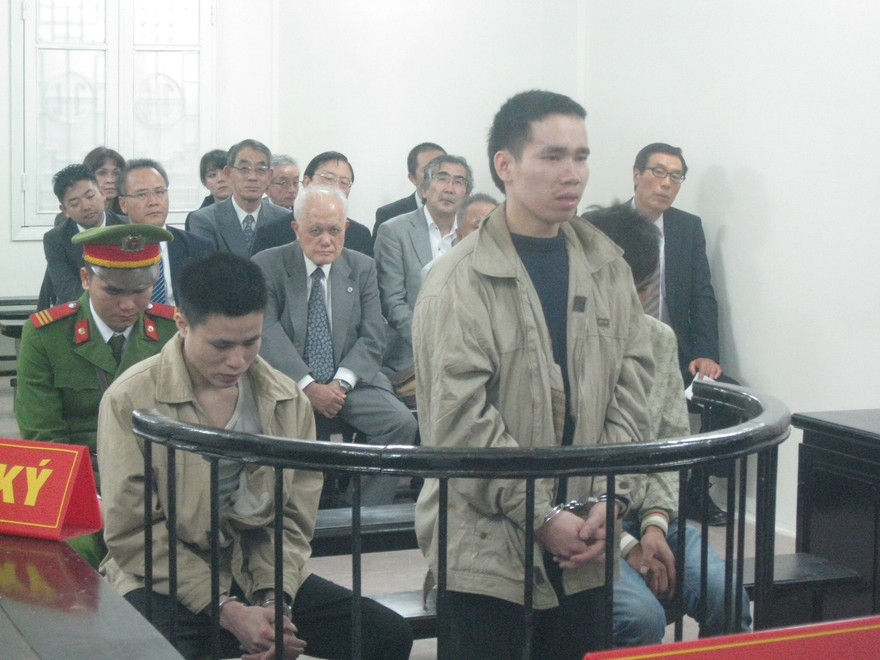 Bị cáo Kích (đứng) cùng đồng phạm trong phiên xử sáng nay