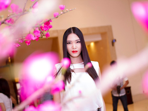 Hoa hậu Thùy Dung thay đổi phong cách